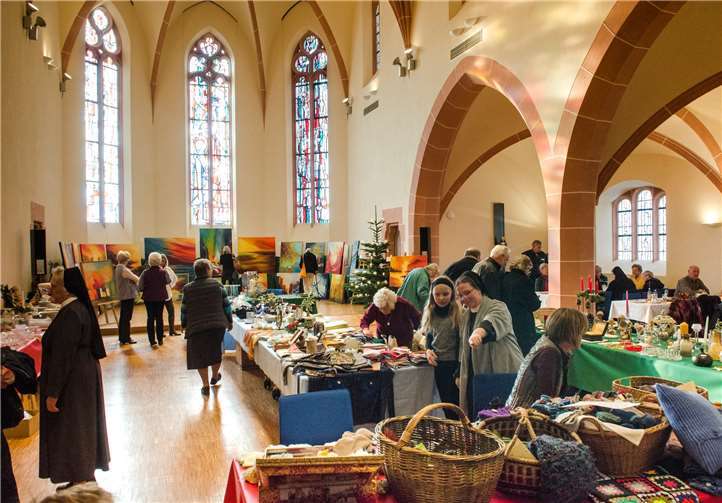 Viele Schwestern stricken, malen und basteln das ganze Jahr für den adventlichen Kunst- und Missionsbasar.privat