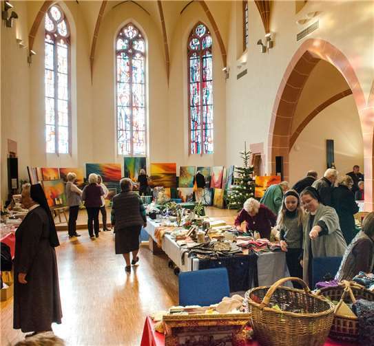 Viele Schwestern stricken, malen und basteln das ganze Jahr für den Adventlichen Kunst- und Missionsbasar. Anja Loudovici