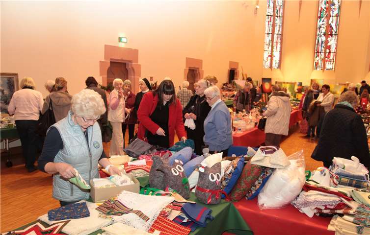 Viele Schwestern stricken, malen und basteln das ganze Jahr für den adventlichen Kunst- und Missionsbasar.Foto: Heribert Frieling