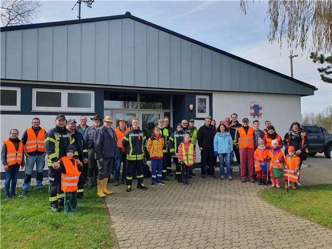 Viele Sessenhäuser Bürgerinnen und Bürger trafen sich, um den Unrat und Abfall in der Gemarkung Sessenhausen zu beseitigen. Foto: privat
