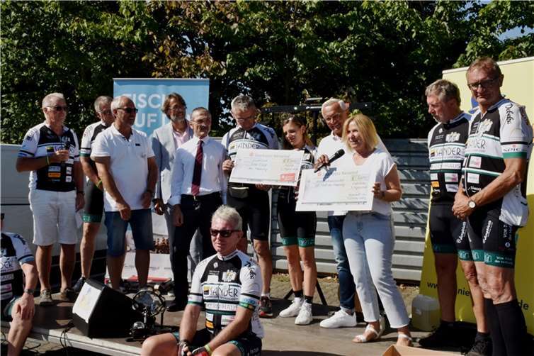Viele Spender und Prominente drängten sich auf der VOR TOUR-Bühne. Fotos: HEP