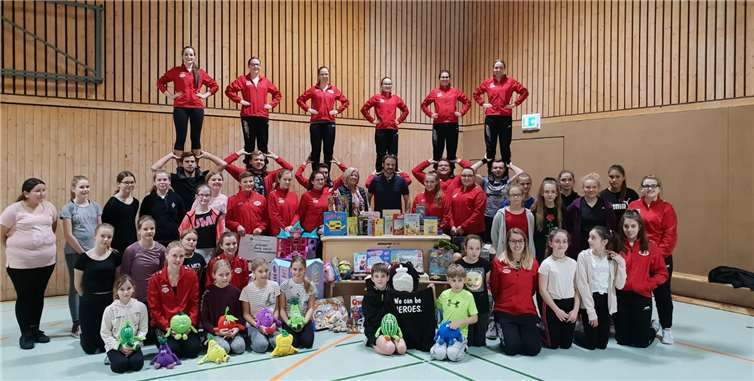 Viele Spielsachen, Bücher und Kuscheltiere wurden von den Mitgliedern gesammelt und an Dennis Sturm (1. Vorsitzender Charity Event e.V.) übergeben. privat