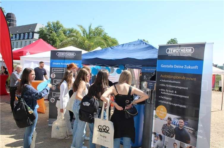 Viele Stände bieten vielfältige Informationen über verschiedene Berufsfelder.  Foto: Archiv / DU