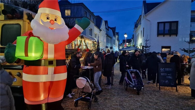 Viele Stände boten beim Adventszauber in Bad Hönningen Dekoratives und Kulinarisches.  Fotos: AWI