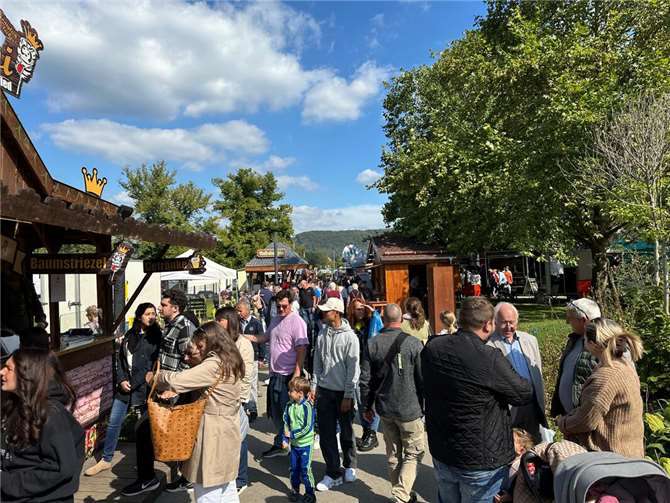 Viele Stände laden zum Bummeln ein.  Foto: ROB