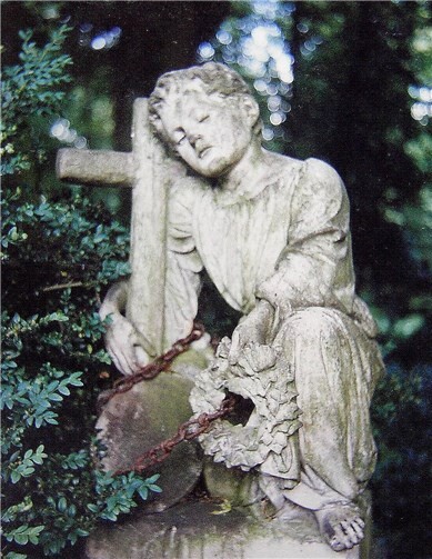 Viele Statuen dieser Art können auf dem Friedhof besichtigt werden. privat