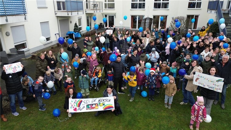 Viele Stimmen, ein gemeinsames Anliegen: Erzieher*innen, Eltern, Kinder, Mitarbeitende und Geschäftsführer Josef Brodam stehen zusammen für eine verlässliche Zukunft integrativer Kindertagesstätten.Foto: Steven Kreft