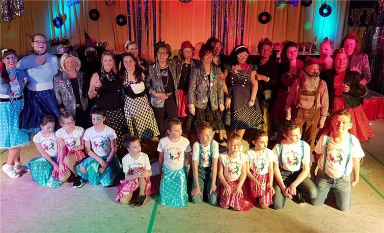 Viele Tanzgruppen aus nah und fern ...  privat