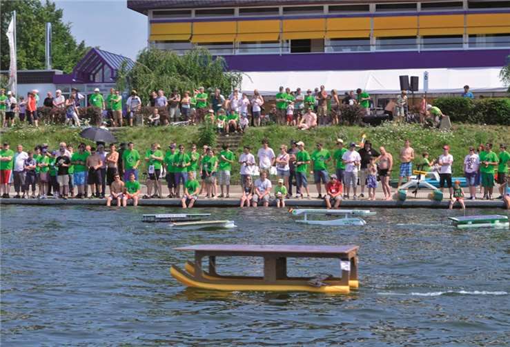 Viele Teammitglieder und Gäste verfolgten den spannenden Endlauf beim Solarboot Cup.