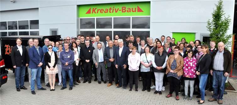 Viele Teilnehmer, Unternehmer, Verantwortliche und Ehrengäste stellten sich zum Erinnerungsfoto auf. BS