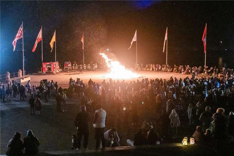 Viele Teilnehmer beim Martinsfeuer am Deutschen Eck.