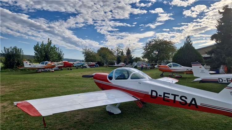 Viele Teilnehmer haben in einem Zelt unter den Tragflächen ihrer Bölkows geschlafen. Foto: H. Helm