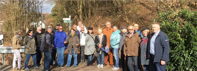Viele Teilnehmer kamen zur Ortsbegehung nach Bandorf, bei der es eine Menge zu Reden gab. Foto: privat
