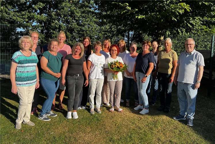 Viele Teilnehmerinnen trafen sich zu der Verabschiedung im Vereinsheim des TuS Kaisersesch am Waldsportplatz. Der Vorsitzende Gerd Michaely überbrachte ein Blumenbouquet und einen Gutschein. Foto: Marianne Johann