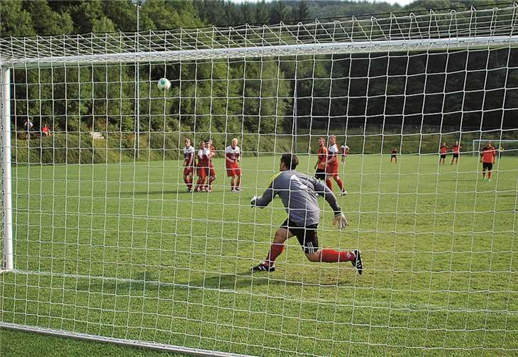 Viele Tore sahen die Besucher beim Spiel um Rang drei. Bei diesem Freistoß hatte der Keeper keine Chance, der Ball landete im Tor der Miesenheimer.