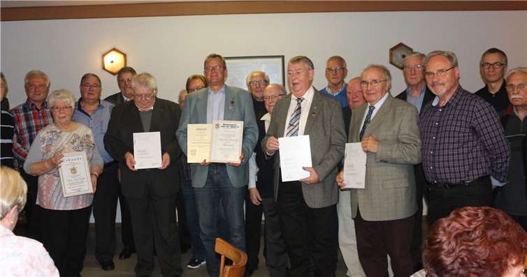 Viele Urkunden und Ehrennadeln wurdenden langjährigen Mitgliedern an diesem Tag überreicht. privat