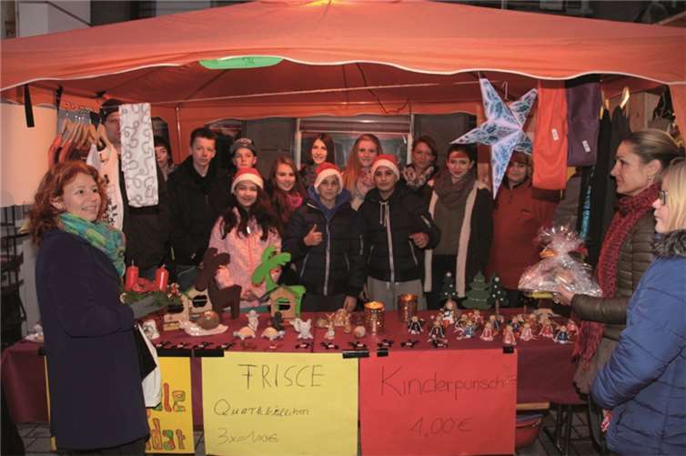 Viele Vereine, Schulen und gemeinnützige Organisationen machen mit: der Stand der Realschule plus mit gebastelten Weihnachtssachen. AND