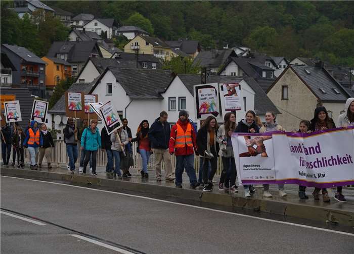 Viele Vorbeifahrende auf der Moselgoldbrücke bekundeten ihr Wohlwollen zu dieser Aktion. Copyright: Tarek Bunni