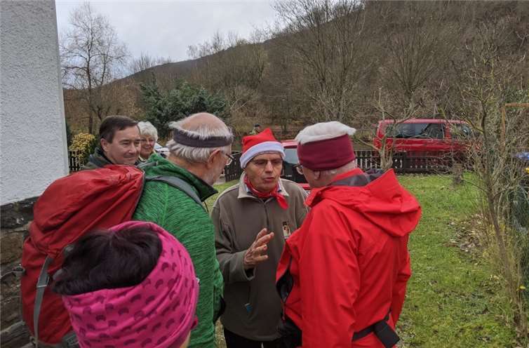 Viele Vorstandsmitglieder bedankten sich einzeln bei Uli Mönig dafür, dass er sein Gartenhaus so schön geschmückt und alles so liebevoll vorbereitet hat.
