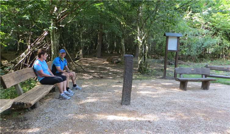 Viele Wanderer nutzen die Ruhebänke am „Eisernen“ für eine Rast.