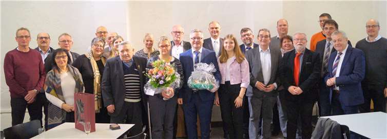 Für die stets gute Zusammenarbeit gedankt Viele Wegbegleiter, Freunde und Repräsentanten des öffentlichen Lebens waren ins Kardener Stiftsmuseum gekommen, um Philipp Thönnes zu verabschieden.Fotos: TT