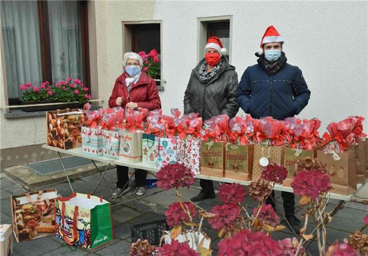 Viele Weihnachtstüten wurden gepackt. Foto: privat