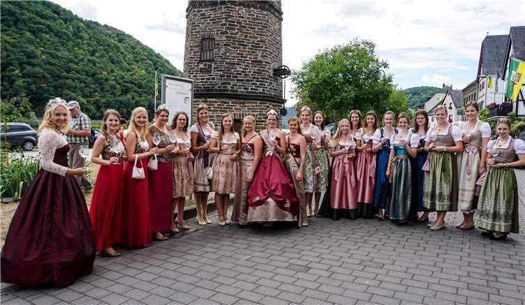 Viele Weinköniginnen aus der Umgebung waren zu Gast bei den Hatzenporter Weinmajestäten.EP