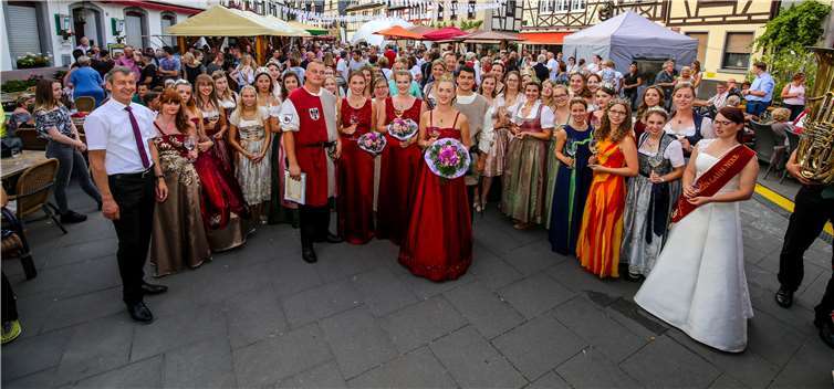 Viele Weinmajestäten aus der Regiongratulierten den neuen Koberner Weinrepräsentantinnen. Fotos: EP