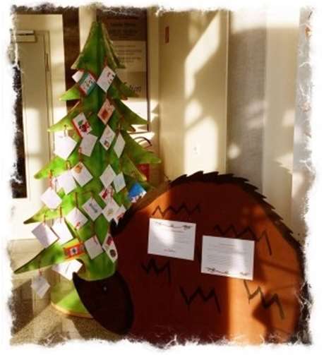 Viele Wunschkarten hängen noch am Weihnachtsbaum. Alle Mitbürger können mithelfen, diese Wünsche zu erfüllen. privat