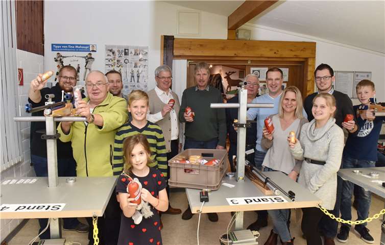 Viele Wurstpreise und ein Schinkenadler wurden ausgeschossen.Foto: AB