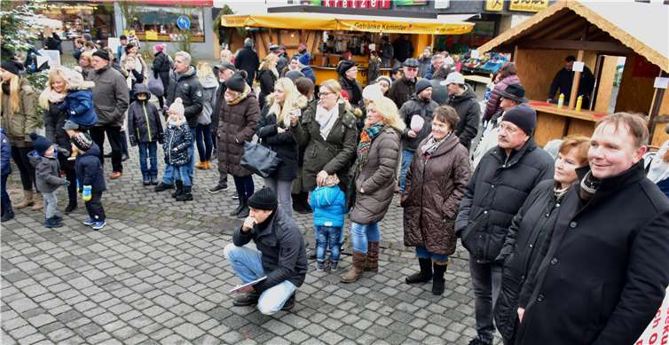 Viele Zuhörer, darunter auch Stadtbürgermeister Thomas Vis (rechts)genossen die Musikdarbietungen beim Christmarkt. Fotos: HEP