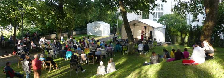 Viele Zuschauer genossen diesen wunderschönen Sommerabend mit klassischer Musik open air vor der Bühne im Gebück. Fotos: Stadt Montabaur