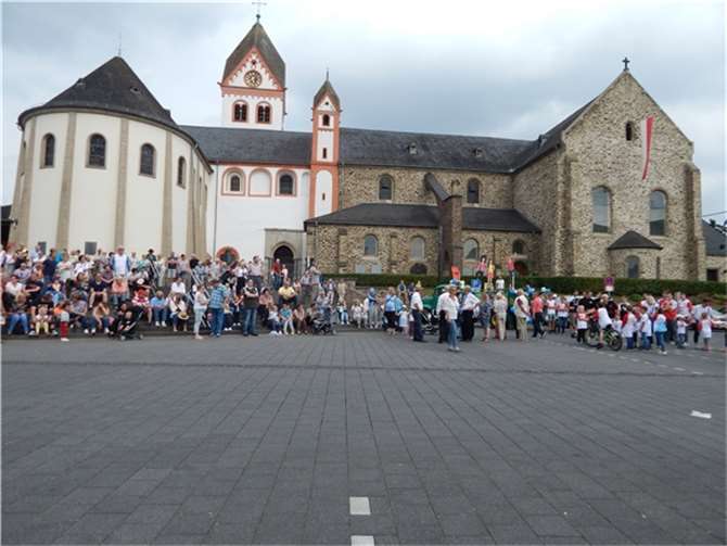 Viele Zuschauer hatten sich auf dem Kirchplatz eingefunden.
