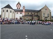 Viele Zuschauer hatten sich auf dem Kirchplatz eingefunden.