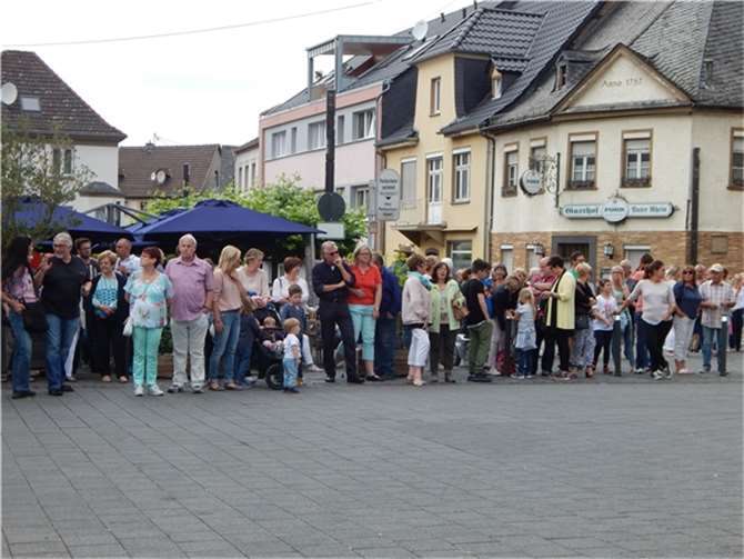 Viele Zuschauer hatten sich auf dem Kirchplatz eingefunden. 