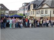 Viele Zuschauer hatten sich auf dem Kirchplatz eingefunden. 