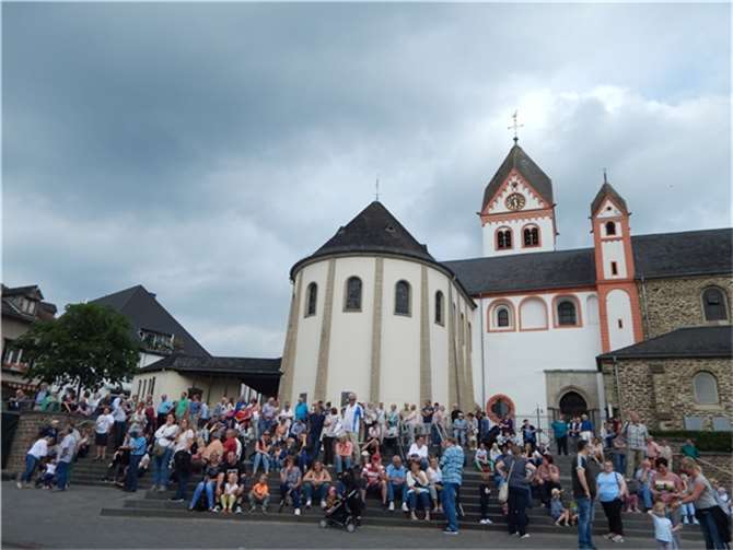 Viele Zuschauer hatten sich auf dem Kirchplatz eingefunden.