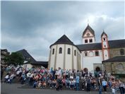 Viele Zuschauer hatten sich auf dem Kirchplatz eingefunden.