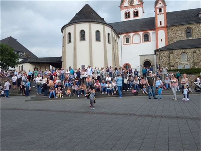 Viele Zuschauer hatten sich auf dem Kirchplatz eingefunden.