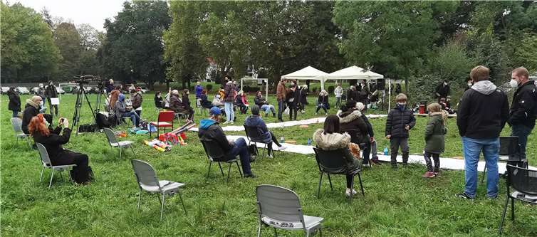 Viele Zuschauer mit Abstand bei der Abschlussveranstaltung der Kulturwoche des HoT auf der Jahnwiese.