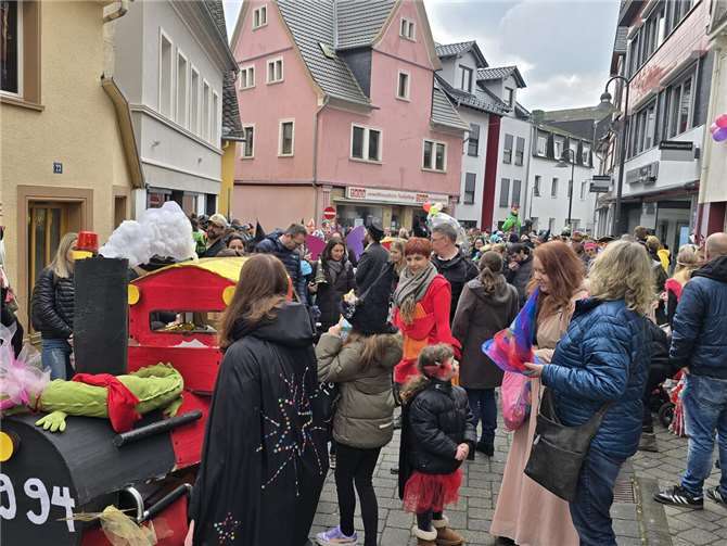 Viele Zuschauer standen am Straßenrand.