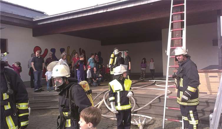 Viele Zuschauer und Interessierte, vor allem die Kleinen, waren gekommen, um die Feuerwehr in Aktion zu sehen. privat