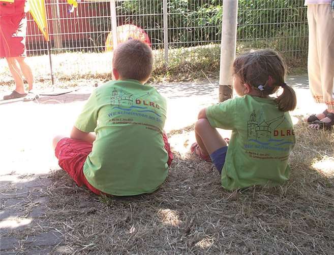 Viele Zuschauer waren beim „Boddenschwimmen“ vor Ort, so auch der Andernacher DLRG-Nachwuchs. privat