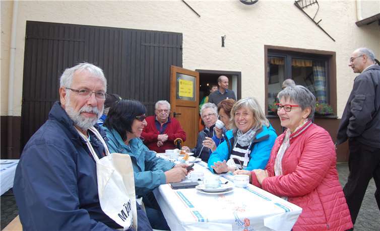 3000 Besucher zeigten dem Regen die kalte Schulter Viele alte Höfe wurden zu gemütlichen Cafés umfunktioniert.