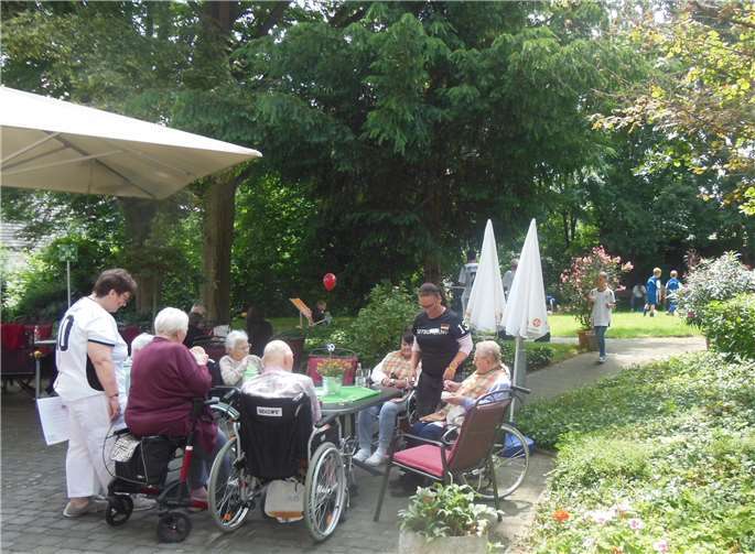 Viele angeregte Plaudereien gab es beim diesjährigen Sommerfest.  Privat