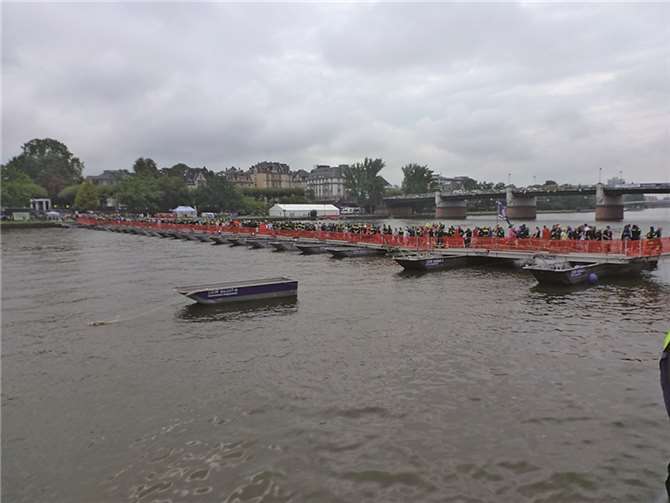 Viele anwesende Bürger und Bürgerinnen testeten die Schwimmbrücke gleich auf ihre Tauglichkeit.
