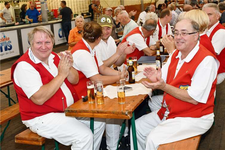 Viele befreundete Vereine gratulierten den Sinziger Spielleuten. Aus der Nachbarstadt Remagen waren die „Rheinklänge“ gekommen, die die gelungene Feier mit Applaus bedachten.