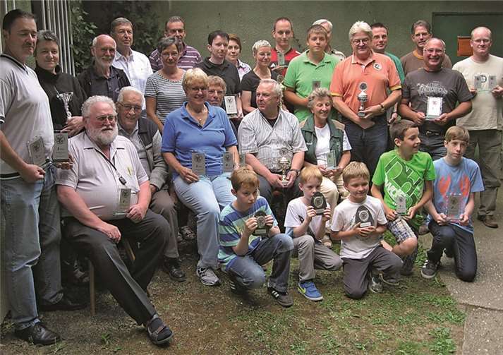 Viele bekannte Gesichter sind auf dem offiziellen Siegerfoto zu sehen privat
