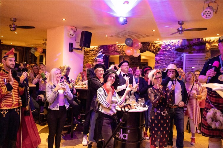 Viele bunt kostümierte Jecken waren gekommen und sangen kräftig mit.  Fotos: Susanne Galle