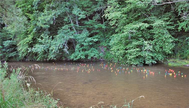 Viele bunte Bälle auf dem Weg zum Ziel. UM